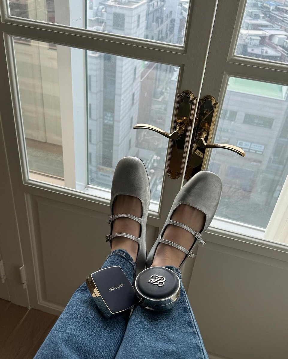 Got a remarkable chance to once again bring out a different celestial shade of beauty on this surface. There's no room for anything but a 𝘥͟𝘦͟𝘭͟𝘪͟𝘤͟𝘢͟𝘵͟𝘦͟ 𝘨͟𝘭͟𝘦͟𝘢͟𝘮͟, like the one attached to several fresh 𝗉𝗈𝗋𝗍𝗋𝖺𝗂𝗍𝗌  𝗈𝖿  𝗆𝗂𝗇𝖾  𝗁𝖾𝗋𝖾  ׂ 𓈒 ..