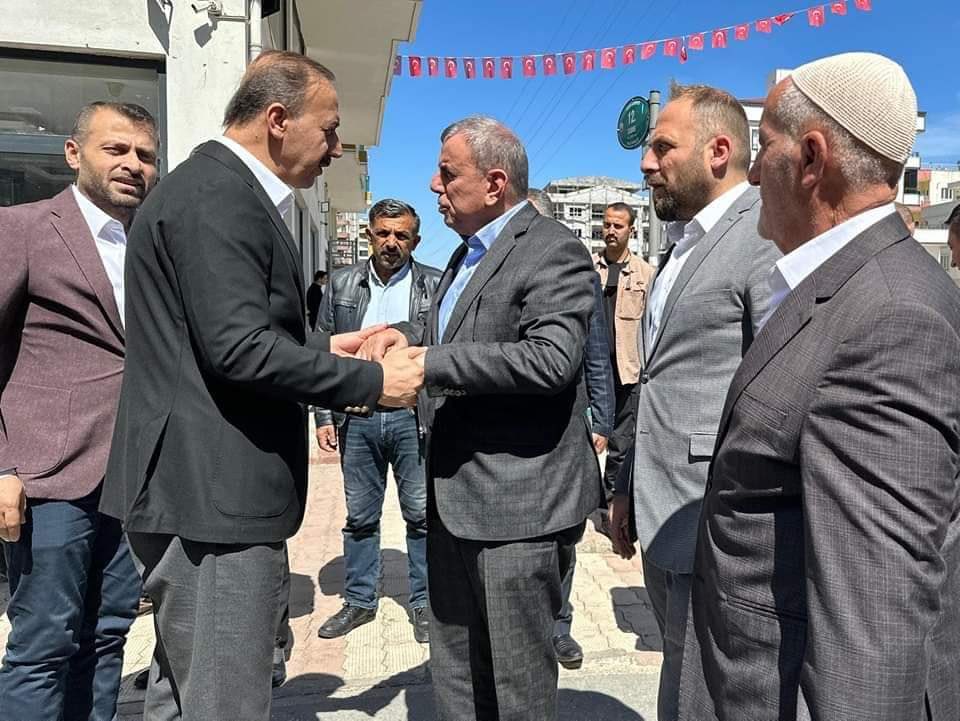 Mardin AK Parti İl Başkanımız Vahap Alma ile 31 Mart 2024 Yerel Şeçimlerinde; ✔ Yeşilli İlçe Belediye Başkanı olarak seçilen Sayın Hayrettin Demir, ✔ Savur İlçe Belediye Başkanı olarak seçilen Sayın Engin Uğur Hamidi, ✔ Ömerli İlçe Belediye Başkanı olarak seçilen Sayın