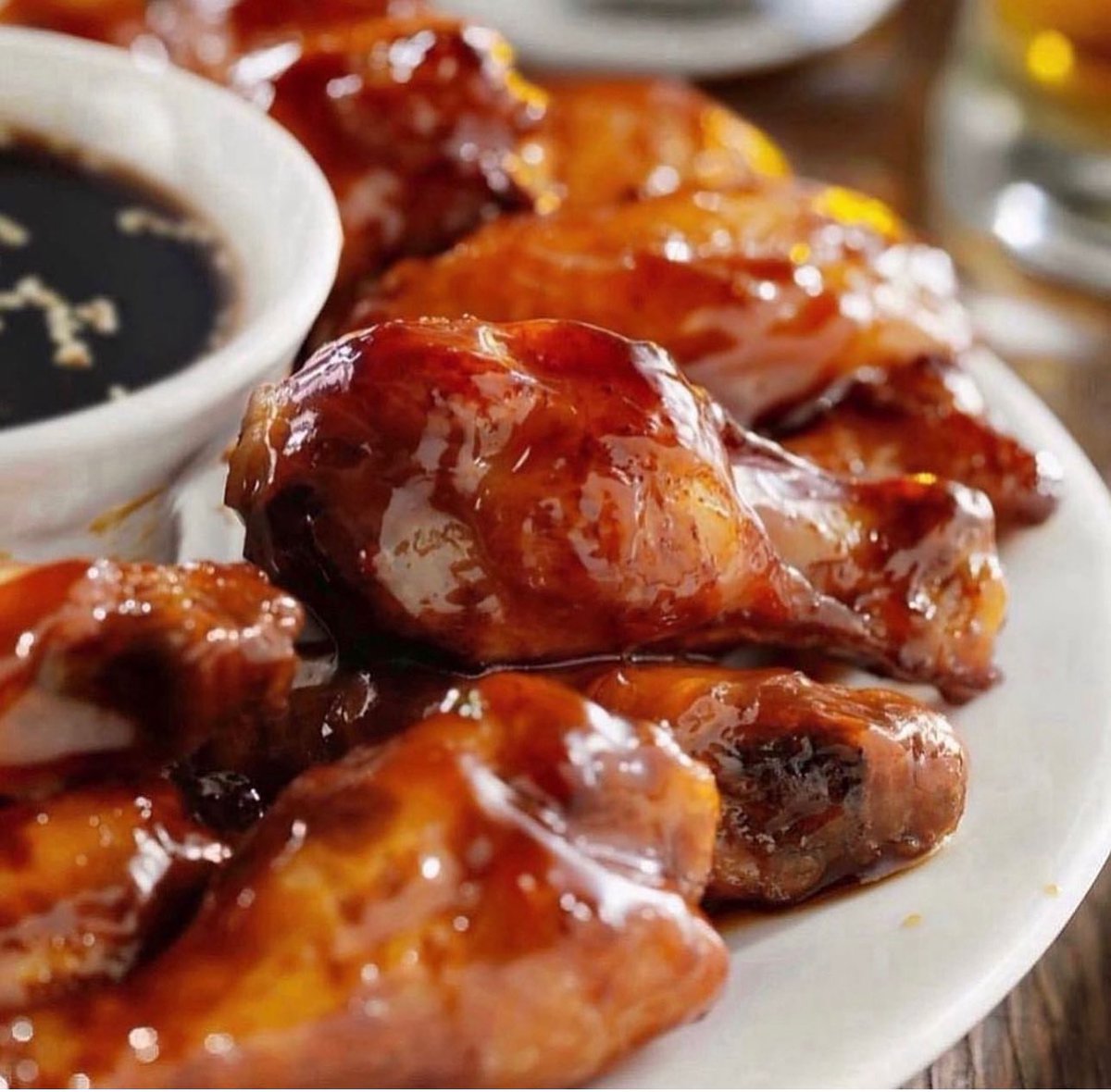 🐓#wingswednesday - Try our Chicken Wings dressed in Jameson BBQ Sauce 👌

#ireland #dublin #dublinfood #dublinfoodguide #barfood #gastrobar #pubgrub #tpsmithsbarandrestaurant