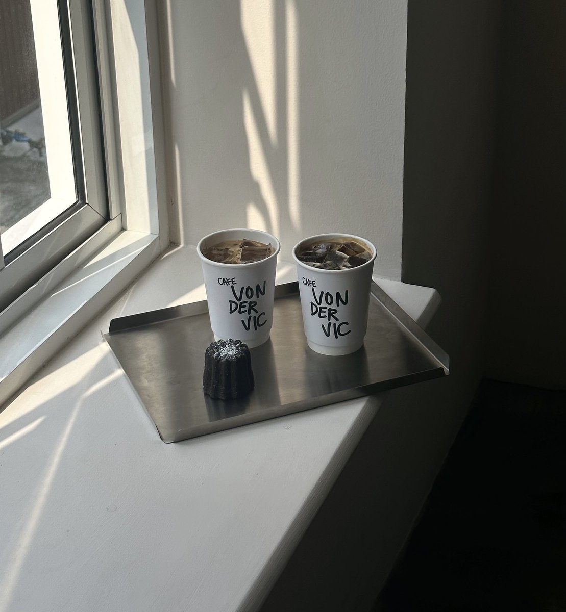 Sumleecafe's tweet photo. 𝑪𝒂𝒇𝒆 𝑽𝒐𝒏𝒅𝒆𝒓𝒗𝒊𝒄 〰️🤍
               คาเฟ่สุดมินิมอลย่านอารีย์ มู้ดและโทนดีมาก เหมือนหลุดเข้าไปในเกาหลี แสงลอดผ่าน ถ่ายรูปสวยทุกมุม การจัดวางเฟอร์นิเจอร์ชิคๆ มีเครื่องดื่มและเบเกอรี่ให้เลือก
              • พหลโยธิน 7 , bkk 🪟 @aroii https://t.co/55FR957Izl