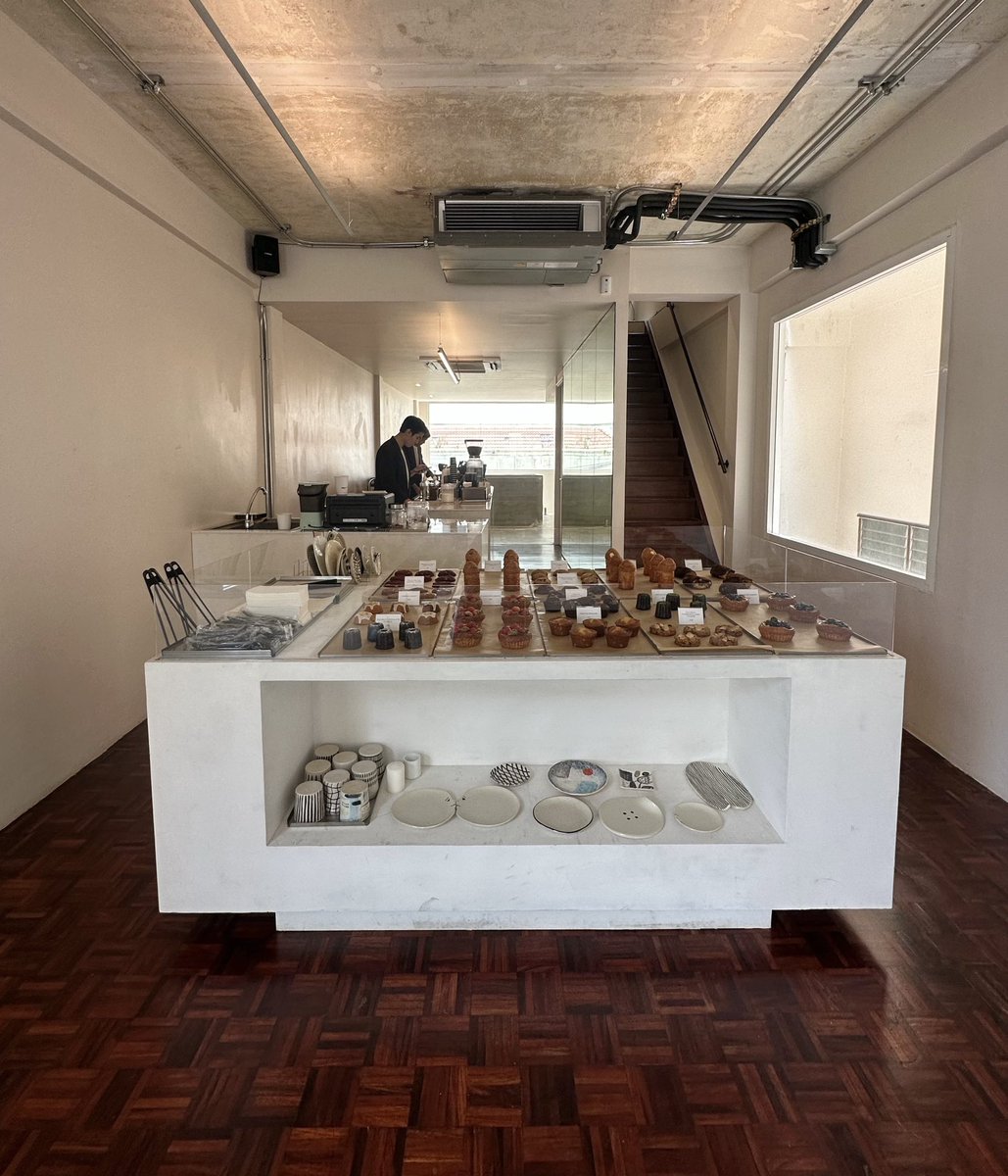 Sumleecafe's tweet photo. 𝑪𝒂𝒇𝒆 𝑽𝒐𝒏𝒅𝒆𝒓𝒗𝒊𝒄 〰️🤍
               คาเฟ่สุดมินิมอลย่านอารีย์ มู้ดและโทนดีมาก เหมือนหลุดเข้าไปในเกาหลี แสงลอดผ่าน ถ่ายรูปสวยทุกมุม การจัดวางเฟอร์นิเจอร์ชิคๆ มีเครื่องดื่มและเบเกอรี่ให้เลือก
              • พหลโยธิน 7 , bkk 🪟 @aroii https://t.co/55FR957Izl