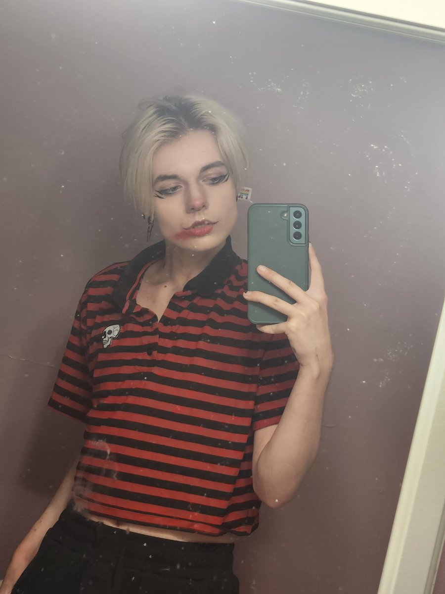 holy SHIT I need to clean my mirror