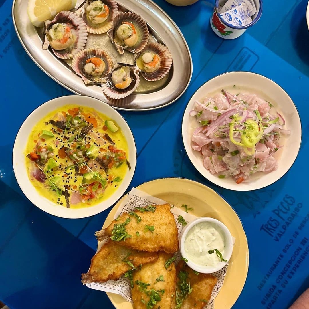 Tal como la diversidad de la costa chilena,así es nuestra carta 🌊
En la 📸: ostiones a la mantequilla de Tongoy,IV Reg Tiradito de pescado del Archipiélago de Juan Fernández, V reg, ceviche de corvina de Isla del Rey,Los Ríos, y pejerrey frito de Mataquito la Pesca de El Maule.