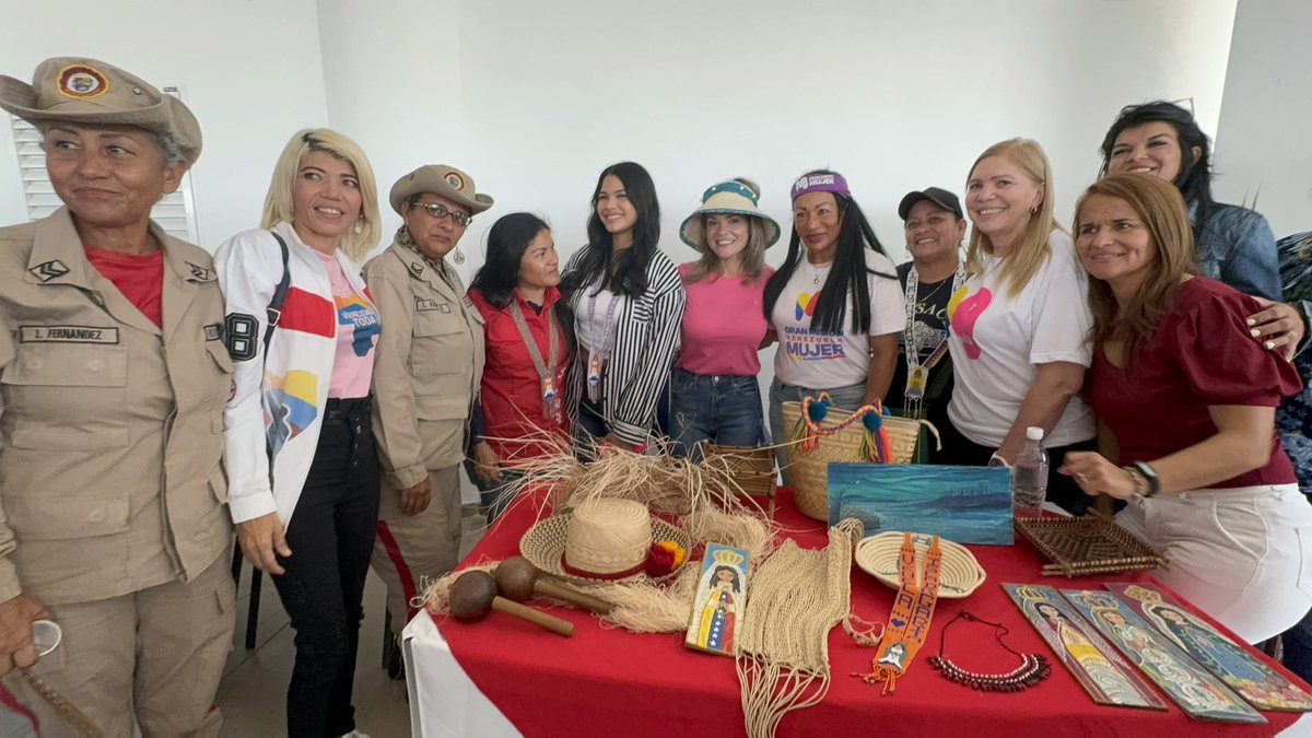 DhelizAlvarez's tweet photo. ☀️ ¡Gran jornada en Nueva Esparta!

Gracias al compromiso de nuestro Presidente @NicolasMaduro, entregamos créditos a 83 emprendedoras, garantizando el desarrollo pleno de nuestras mujeres con el logro de su emancipación económica. 

¡Vértices en marcha! #7TDesarrolloNacional https://t.co/nN1Kw4nsJT