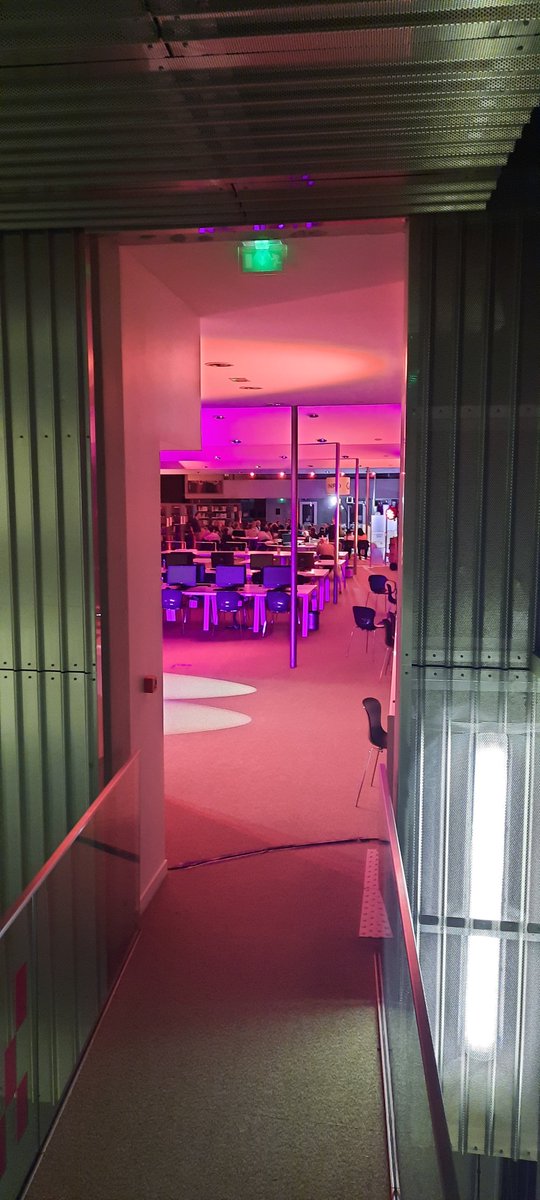 bibuvsq's tweet image. [Marathon de lecture 2024]

Mardi 02/04, la #BUVersailles a accueilli le premier #MarathonDeLecture de l'@uvsq !
18 auteurs ont présenté leurs textes sur le sport, ainsi que des étudiants. La soirée a été entrecoupée d'intermèdes musicaux et sportifs. Un grand succès !

#BU #UVSQ