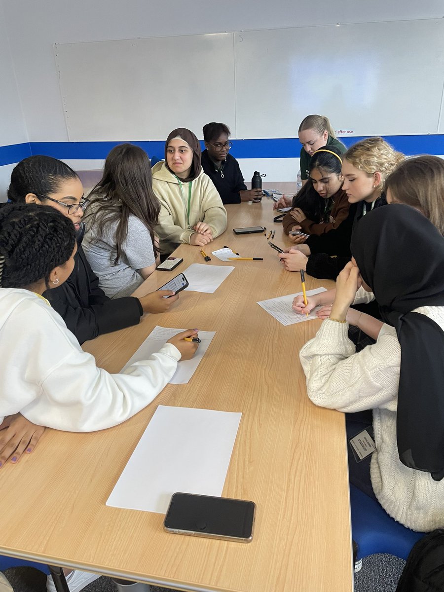 Big thanks to George, @SocSciOutreach and @UoLArtsOutreach for teaming up to provide us with a joint International Relations and Languages session this morning! Students are gaining first hand experience of diplomatic negotiations in a model United Nations activity #RFEaster24