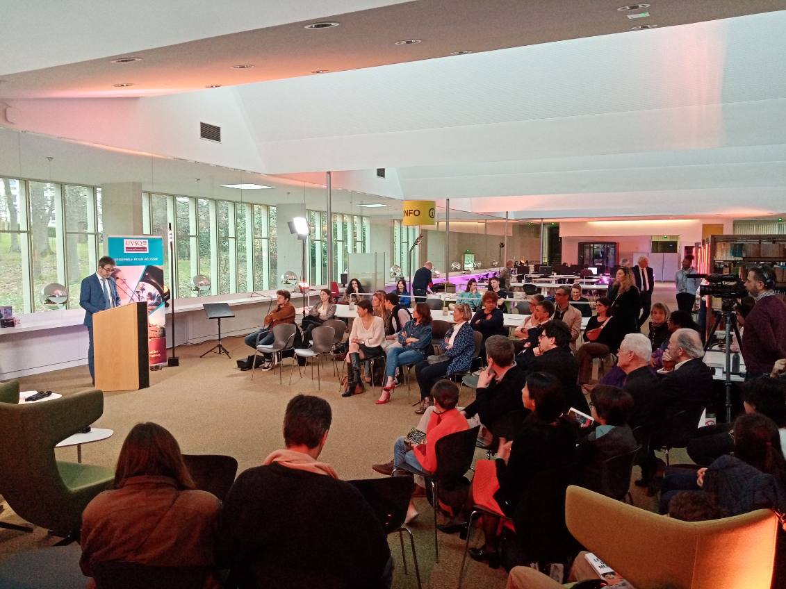 bibuvsq's tweet image. [Marathon de lecture 2024]

Mardi 02/04, la #BUVersailles a accueilli le premier #MarathonDeLecture de l'@uvsq !
18 auteurs ont présenté leurs textes sur le sport, ainsi que des étudiants. La soirée a été entrecoupée d'intermèdes musicaux et sportifs. Un grand succès !

#BU #UVSQ