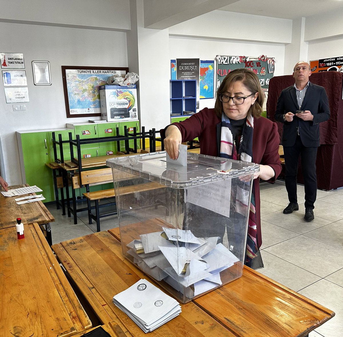 Bugün kadınlarımızın belediye seçimlerinde seçme ve seçilme hakkına sahip olduğu gün. 🗳 Kadınlarımızın seçme ve seçilme hakkına kavuşmasına öncülük eden Mustafa Kemal Atatürk ve bu hak için mücadele eden kadınlarımızı saygı ve rahmetle anıyor, bu anlamlı günü en içten…