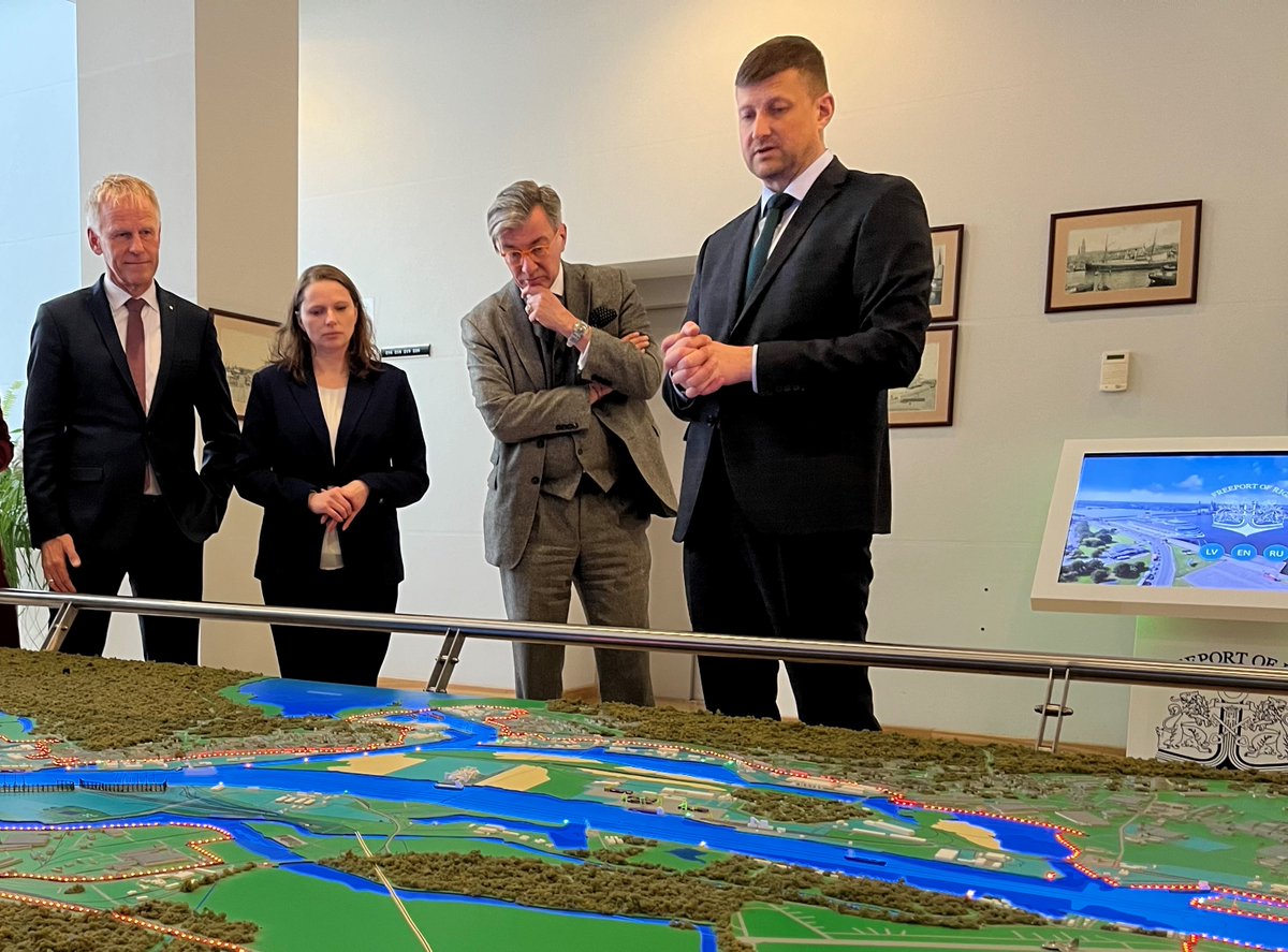 Senatorin Leonhard mit #Wirtschaftsdelegation in Riga. Neben Themen der maritimen Logistik geht es heute um Innovationen. In #Lettland plant man derzeit, die Häfen von reiner Umschlagorientierung umzustellen sowie Industrie und Vorhaben aus dem Energiesektor anzusiedeln. 🇱🇻⚓️