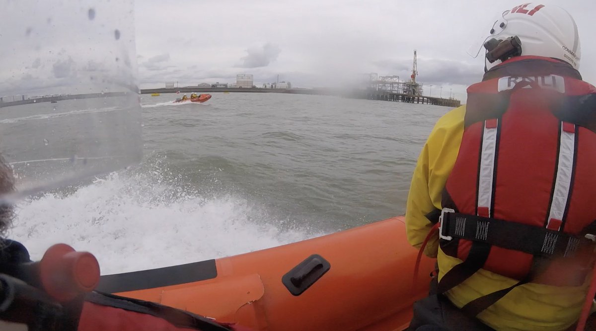On Tuesday 2 April at 2:53pm, volunteers from Gravesend RNLI & @SouthendRNLI were tasked by London Coastguard to reports of a paddle boarder in distress. Read more here rnli.org/news-and-media… #RNLI #SavingLivesAtSea