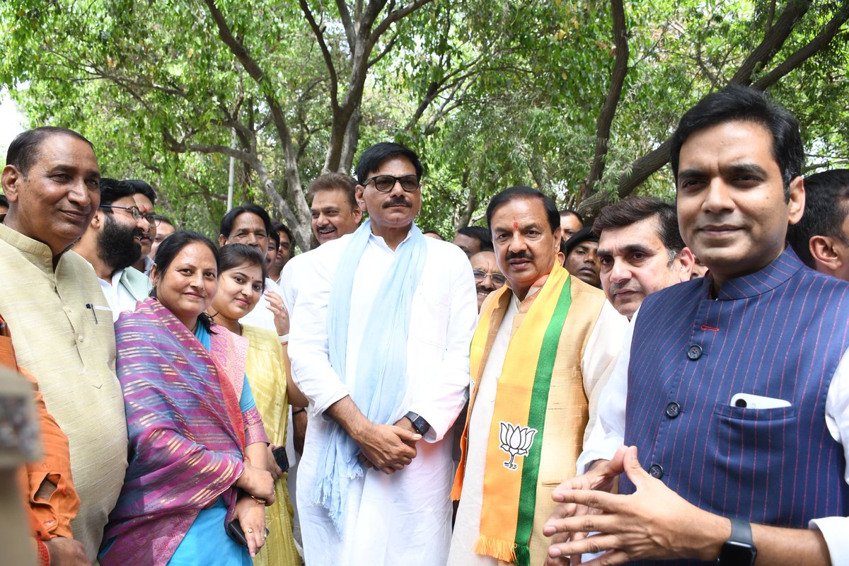 dr_maheshsharma's tweet photo. यशस्वी प्रधानमंत्री आदरणीय श्री @narendramodi जी के विकसित भारत बनाने का स्वप्न व गौतमबुद्ध नगर लोकसभा निर्वाचन क्षेत्र के प्रिय क्षेत्रवासियों की उम्म्मीदों, सपनों व आकांक्षाओं को पूरा करने का संकल्प लेकर आज आगामी लोकसभा चुनाव के दृष्टिगत अपना नामांकन दाखिल किया।

इस नामांकन के दौरान प्रदेश के उपमुख्यमंत्री मा. श्री @brajeshpathakup जी, गौतमबुद्ध नगर लोकसभा क्षेत्र के सभी मा. विधायकगण तथा अन्य सहयोगी दल के वरिष्ठ नेता व पार्टी के अन्य वरिष्ठ पदाधिकारी व कार्यकर्ता गण उपस्थित रहे।
