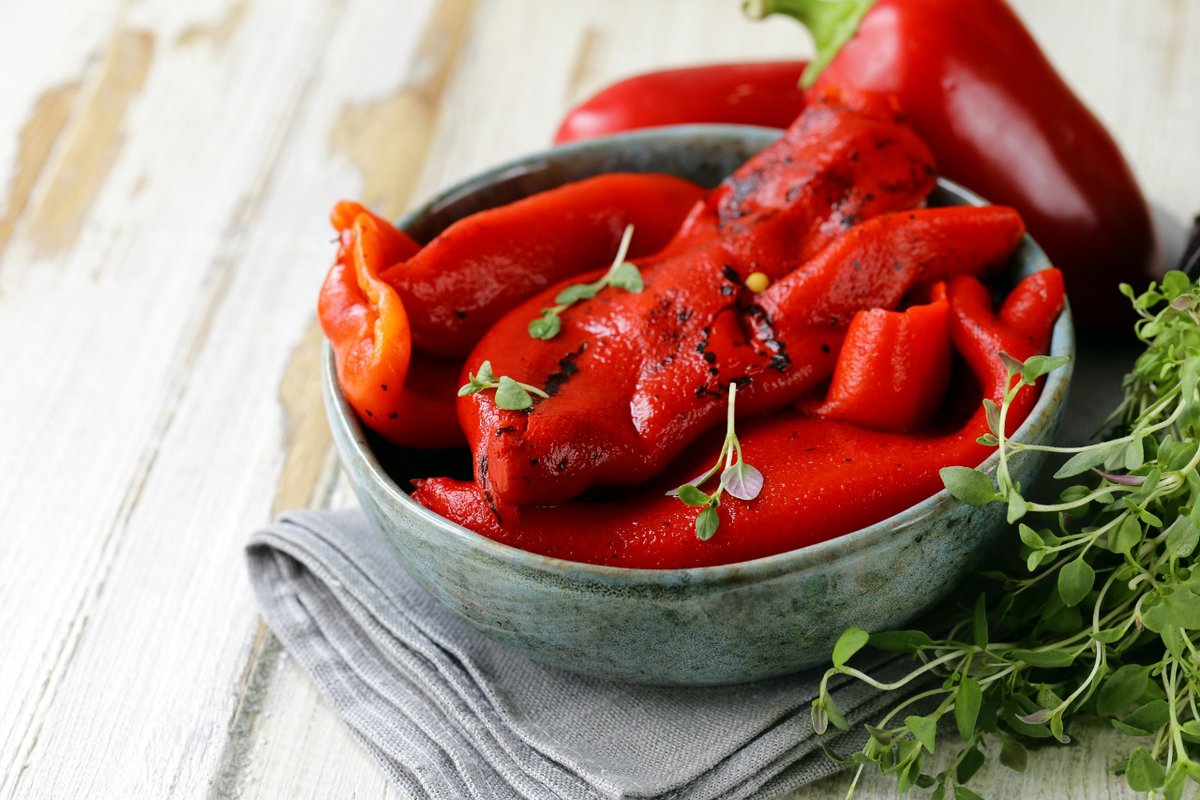aepla_asoc's tweet image. La primavera es ideal para la siembra directa o en semillero de distintos #CultivosdeTemporada, como el #pimiento 🌶️

Cultivo:
🌡️ Temperaturas estables
🌱 Suelos drenados 
💧 Agua abundante

Protección:
🐛 Trips, Araña roja, Mosca blanca...
🥀 Oidiopsis, Podredumbre gris, Roña...