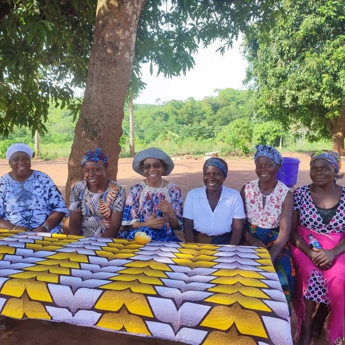 Our community of cocoa outgrower's in Luwazi has grown over the last 3 years from there just being our farm to now having 30 farmers in the area.

We recently had an extra special visit from Commissioner Rosemary Kanyuka who captivated and inspired the ladies.

💯🇲🇼🌳🍫