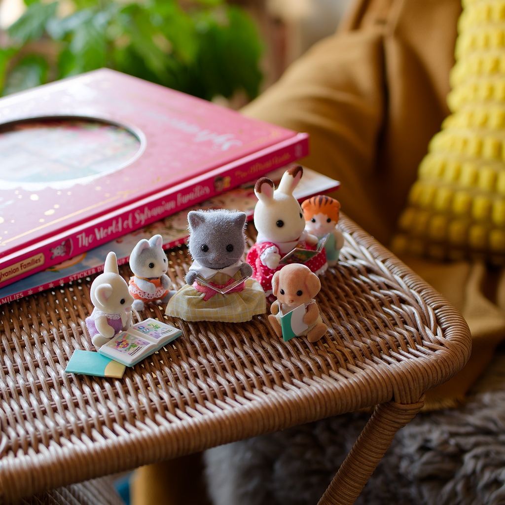 Did you know that your Sylvanian friends make great reading companions? 📖 Place them near your reading spot and they’ll add an extra touch of wonder as you settle down with a good book. ✨ #sylvanianfamilies #sylvanianfamily #sylvanian #calicocritters #calico #dollhouse