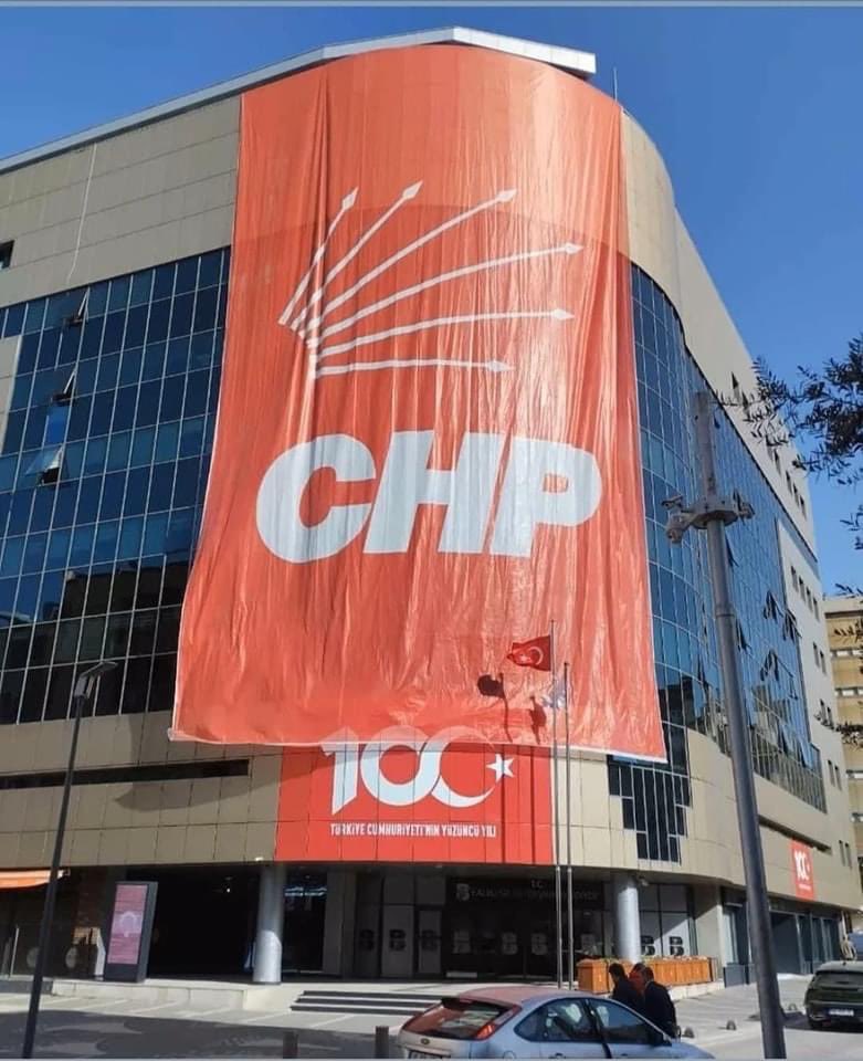 💢 AK Parti’nin daha önce kazandığı bir belediyeye parti bayrağını astığını hatırlamıyorum. 💢 Ancak Balıkesir’de tam olarak böyle bişey yaşanmış. 💢 Büyükşehir Belediyesi binasına CHP’nin bayrağı asılmış…