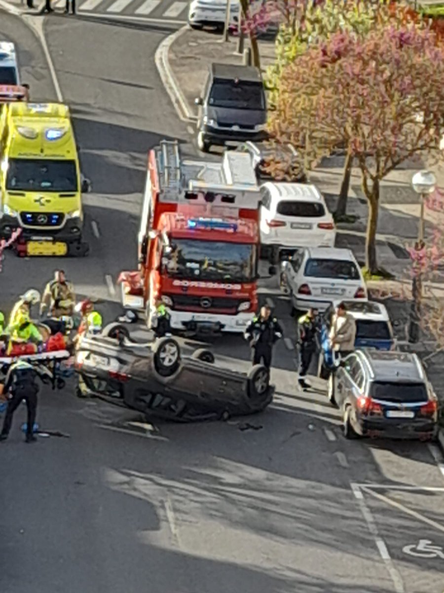 Auto bat irauli da La Baranda kalean. Guidaria harrapatuta gertatu da eta askatu behar izan dugu. Vuelco total de vehículo en calle La Baranda. Conductor atrapado que es rescatado por Bomberos.