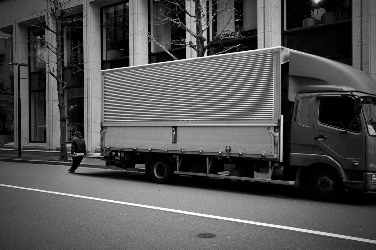 Str8Outta960's tweet photo. RICOH GR IIIx

#gr3x #griiix #grsnaps #ricohgr #grist #shootgr #streetphotography #streetsnap #monochrome #bnwphotography #モノクロ #白黒写真 #スナップ写真 #ストリート写真 #yousawscenes #キリトリセカイ #写真好きな人と繋がりたい #丸の内 https://t.co/hcE1hgEG7F