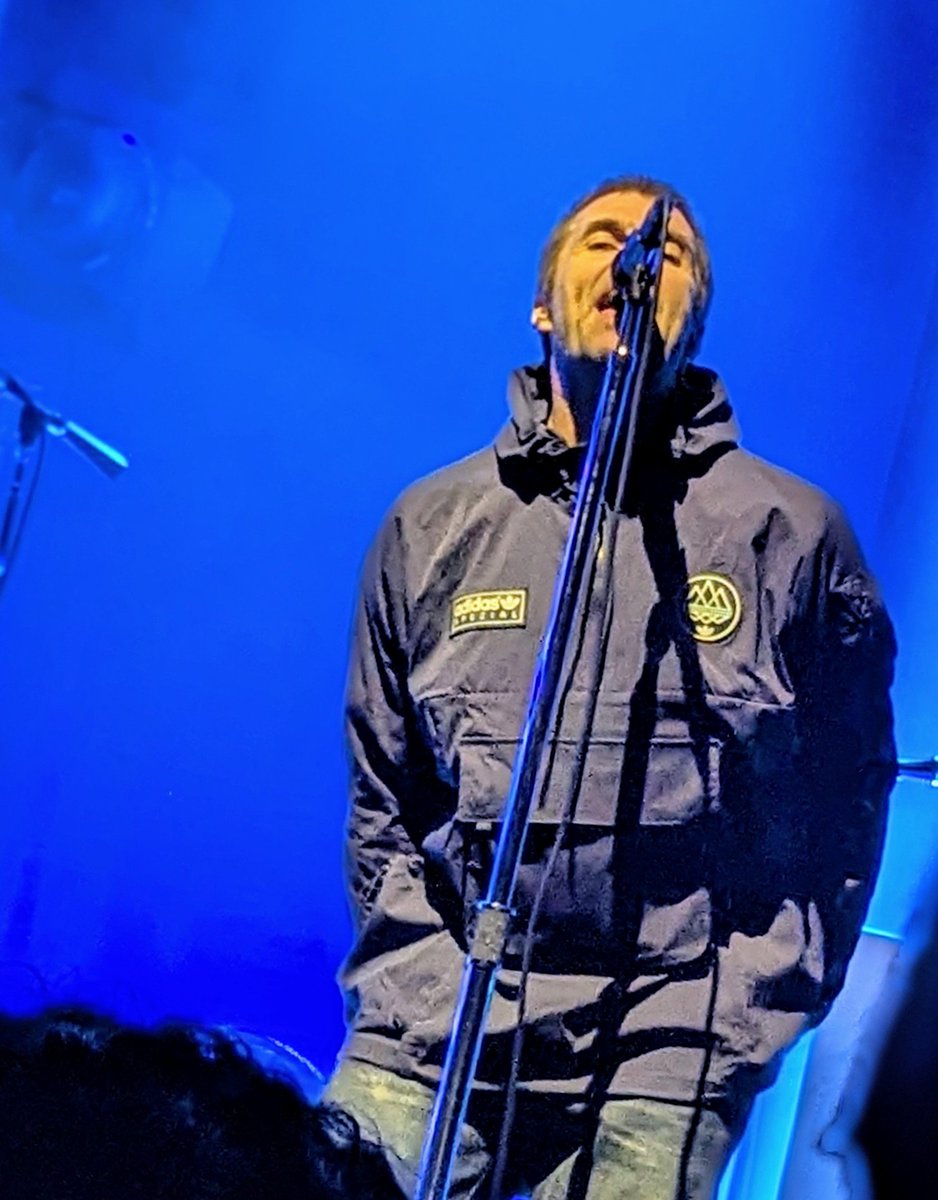 1DKAT42's tweet photo. Mais qu'est ce qu'il chante bien 😊 et alors que tout le monde l'acclame, il préfère céder généreusement la place à John Squire qui assure vraiment à la guitare 😎🎸
What a fucking legend
#LiamGallagher https://t.co/6Pmw2nANla