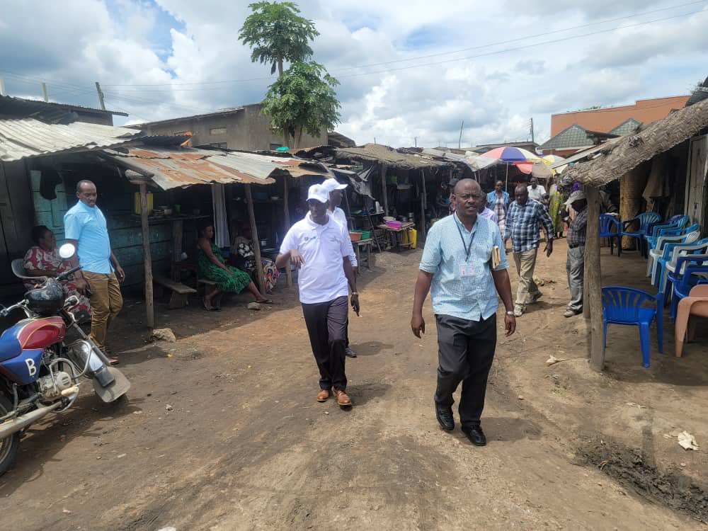 Yesterday, Mayor & I visited and held meetings with all Market Vendors in Rushere town council. The engagements focused on hygiene, security and economic empowerment. As @kiruhuralg we remained committed in supporting them in the cause. @KagutaMuseveni 1/2