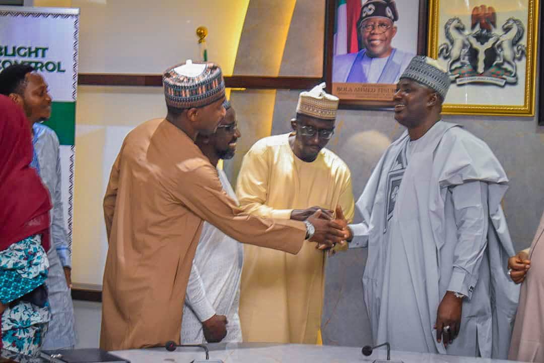 voiceofnigeria's tweet photo. The Minister of Agriculture and Food Security, Sen. Abubakar Kyari, inaugurates the National Ginger Epidemic Control Taskforce to tackle pest and disease effects on ginger production and enhance food security. #Agriculture #FoodSecurity #GingerProduction #Taskforce #EpidemicControl