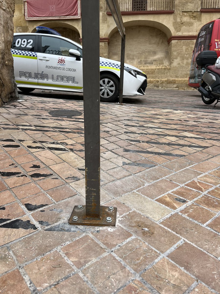 👷‍♂️Tras nuestra Semana Santa la ciudad vuelve a la normalidad, y desde Infraestructuras nos esforzamos para que sea lo más pronto posible. Ejemplo de ello la colocación de la barandilla de la Puerta del Puente. 
#cordobaespaña  
#ayuntamientodecordoba #delegaciondeinfraestructuras
