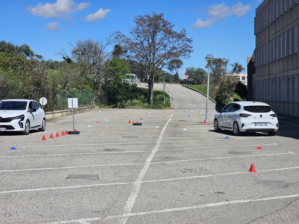 Opération 10 de conduite.

Tous nos 3èmes ont effectué une initiation à la conduite automobile et un travail théorique type code de la route grâce à l'appui de la gendarmerie.
#gendarmerie
#forcalquier
#prévention