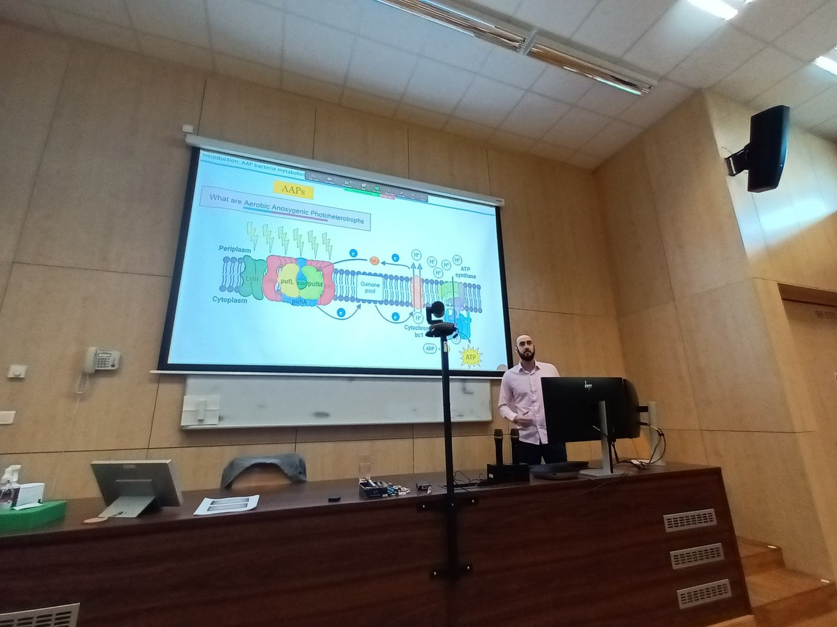 apb_lab's tweet image. Cristian Villena-Alemany defending his PhD thesis.