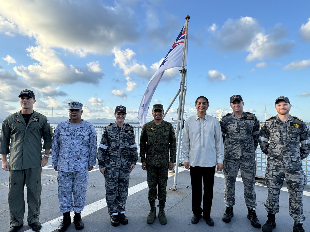 General Romeo Brawner Jr, Chief of Staff of the Armed Forces of the Philippines, embarked on a tour aboard HMAS Warramunga, graciously hosted by its commanding officer, Commander Jennifer Graham, in Puerto Princesa City on April 2. 📷@TeamAFP

#PhilippinesMilitary #HMASWarramunga