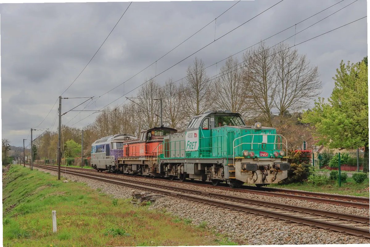 Un trio de coloré et varié samedi après-midi sur le train de machines Achères Longueau, le tm est vu à l'entrée de la gare de Champagne sur Oise (95)