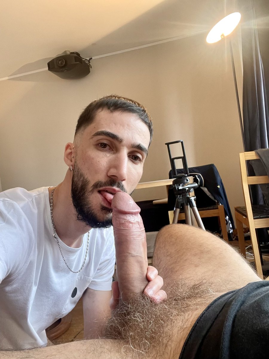 I love to take selfie with big cock 🥵 @DaddyXxxl