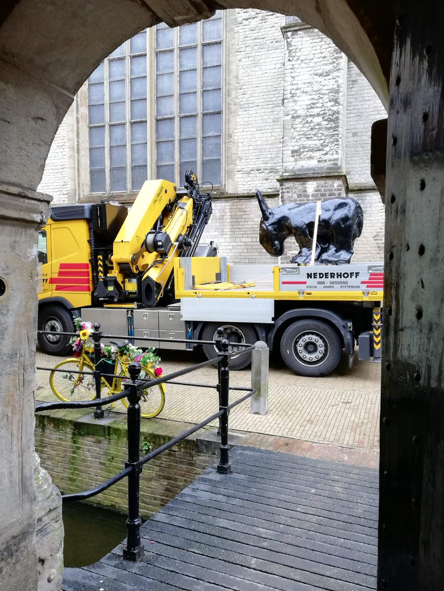De ezel van kunstenaar Tom Claassen is terug! Het bronzen dier was vanaf november te zien in museum Beelden aan Zee en staat nu weer op z'n vertrouwde plek in de tuin van <a href="/MuseumGouda/">MuseumGouda</a> ...