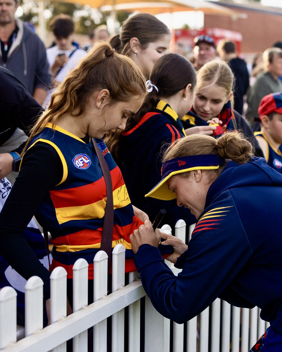 Getting a few ✍️➕📸 in at the men’s open training 😊 #weflyasone