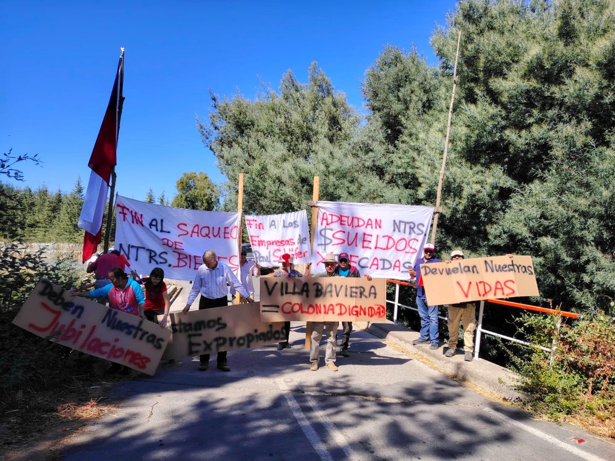 Bewohner:innen der Ex #ColoniaDignidad blockieren die Zufahrt zur Villa Baviera, fordern Nachzahlung von Löhnen, Zuteilung von Land. Planungen für eine Gedenkstätte sind derweil blockiert. Hintergründe dazu in meinem Text @ndaktuell nd-aktuell.de/artikel/118116…