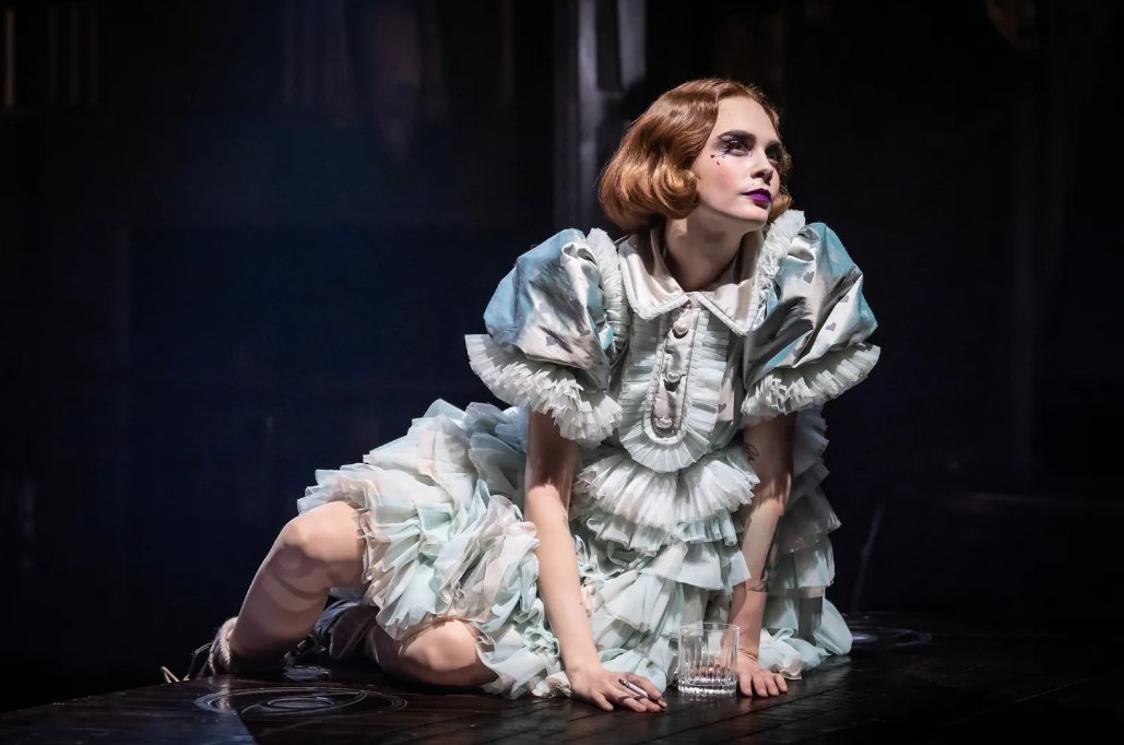 Cara Delevingne beguiles and enthrals as the Kit Kat Club’s latest Fraulein Sally Bowles trib.al/bihWBPA