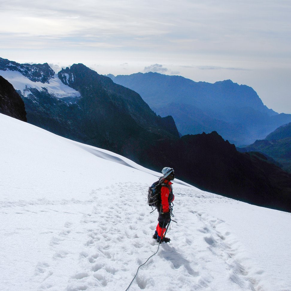 The Rwenzori Mountains, also known Mountains of the Moon is a unique tourist attraction in Uganda with several peaks permanently snow-capped and lying on the equator with its tallest peak standing at 5,109 meters above sea level (Margarita peak) 📍Mount Rwenzori