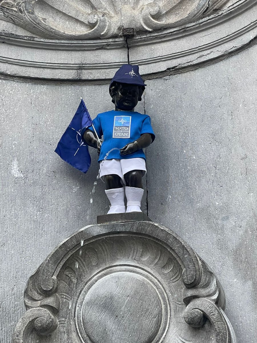 Ce mardi, #MannekenPis a enfilé son costume en l’honneur de l’#OTAN qui célèbre cette année son 75e anniversaire. 

Le saviez-vous ? Cette organisation intergouvernementale a été fondée le 4 avril 1949. On a donc pris un peu d’avance… 

<a href="/hadjalahbib/">Hadja Lahbib</a> <a href="/MDohaBesancenot/">Marie-Doha Besancenot</a>