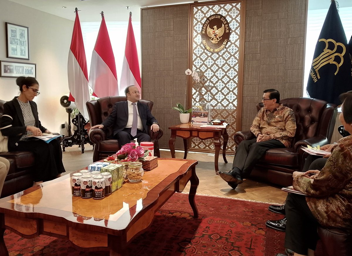 Melakukan kunjungan kehormatan ke H.E. Bapak Yasonna H. Laoly, Menteri Hukum dan Hak Asasi Manusia 🇮🇩 dan bersama-sama mengkaji agenda bilateral kita, yang mencakup banyak isu penting dan setuju untuk mengembangkan hubungan kita dari segi kualitas ke tingkat yang lebih tinggi.