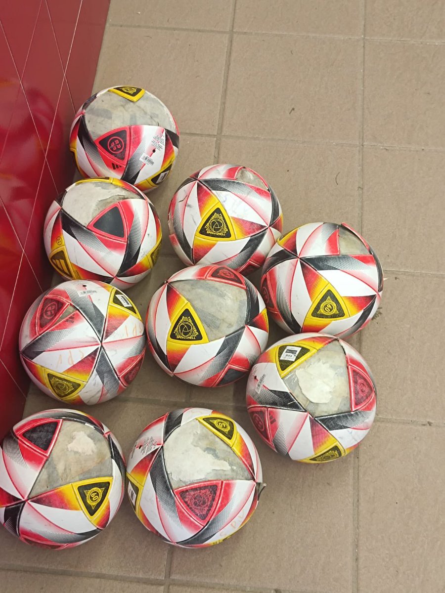 Estos son los balones que tenemos para entrenar y jugar en 3 RFEF, creo que se deberia tener algo mas en cuenta este tipo de cosas!!…@rfef @afefutbol