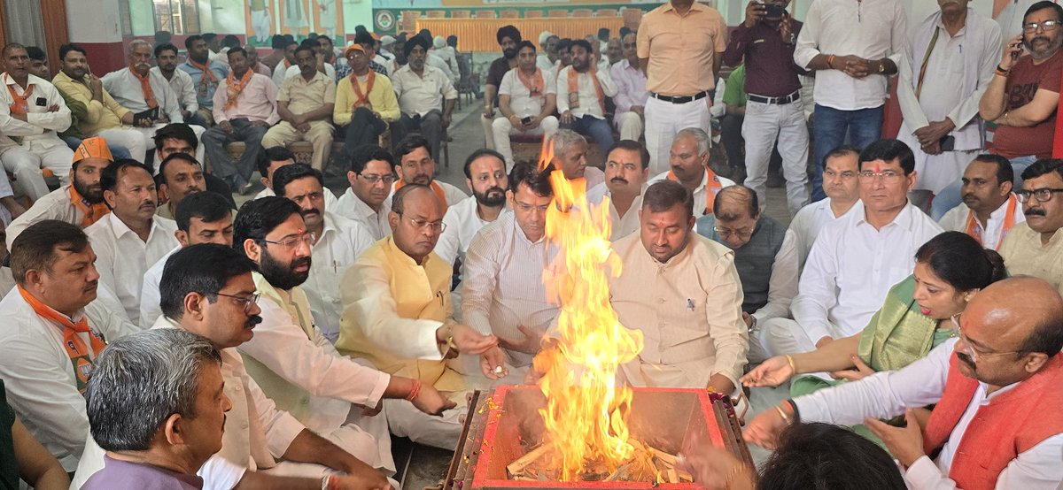 SinghSyana's tweet photo. आज भाजपा लोकसभा चुनाव कार्यालय चुनमुन होटल बुलंदशहर पर नामांकन सभा से पूर्व आयोजित हवन पूजन कार्यक्रम में लोकसभा प्रत्याशी श्री @MpDrBholaSingh जी एवं पार्टी के वरिष्ठ पदाधिकारी कार्यकर्ताओं के साथ सम्मिलित हुआ।
#devendrasinghlodhi #Rajveersinghrajubhaiya #AabKiBaar400Paar https://t.co/ZKHWe0tN2e