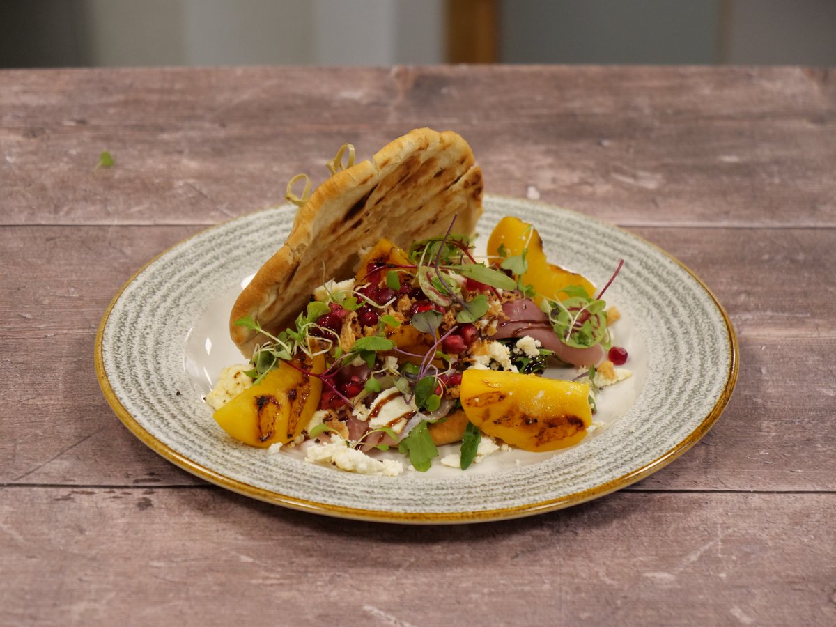 With simplicity at its heart, Italian cuisine remains popular with consumers and menu makers.🙌  Chef Oli has been whisking up ingredient-led deli dishes that ooze Italian authenticity. 📸🍑 Peach, Ricotta and Parma Ham Flatbread! brake.co.uk/inspirational-…