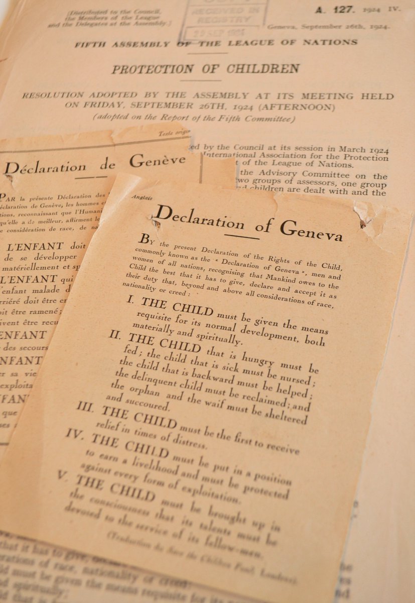 100 years ago, the #LeagueOfNations adopted the 'Declaration of the Rights of the Child', known as the 'Declaration of Geneva', recognizing specific rights of children 'beyond & above all considerations of race, nationality or creed'. Consult the archives: shorturl.at/orFNZ