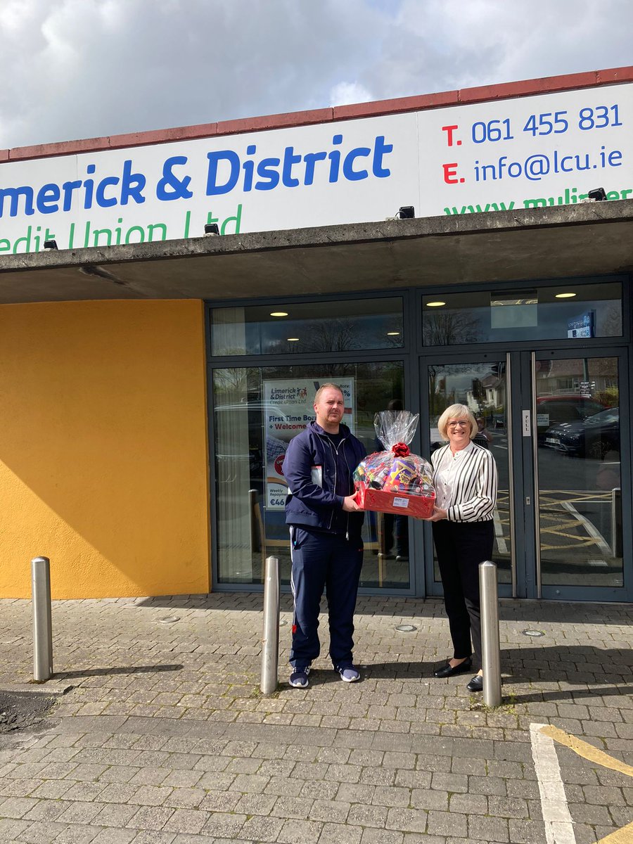 Limerick & District Credit Union are delighted to support @geraldinesafc fundraising bingo night! Pictured here is Fiona Cox presenting a raffle prize to Evan McNamara of Geraldine’s AFC!