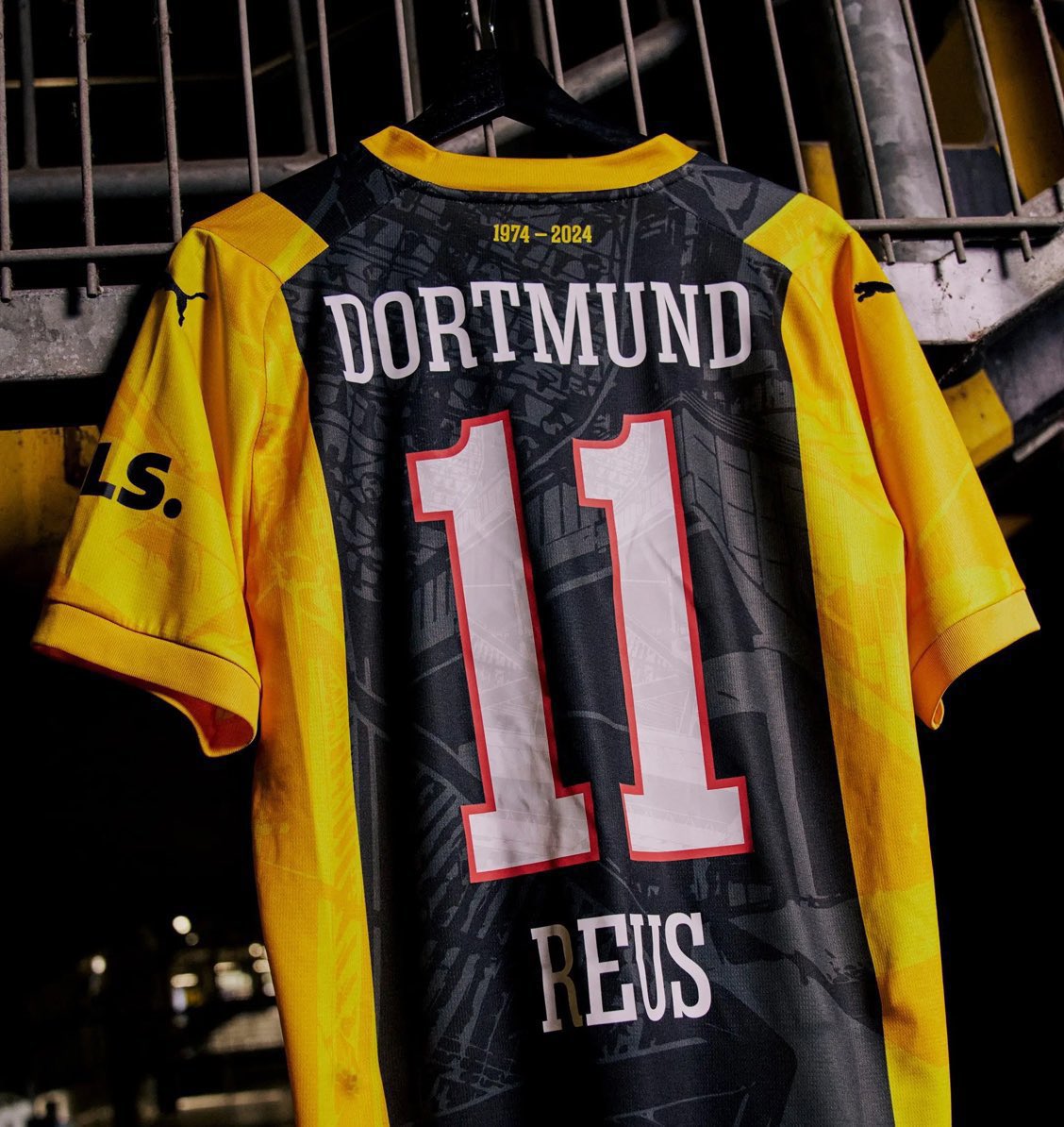 Borussia Dortmund will wear this special shirt against Stuttgart. It celebrates 50 years of the Westfalenstadion. 🏟️