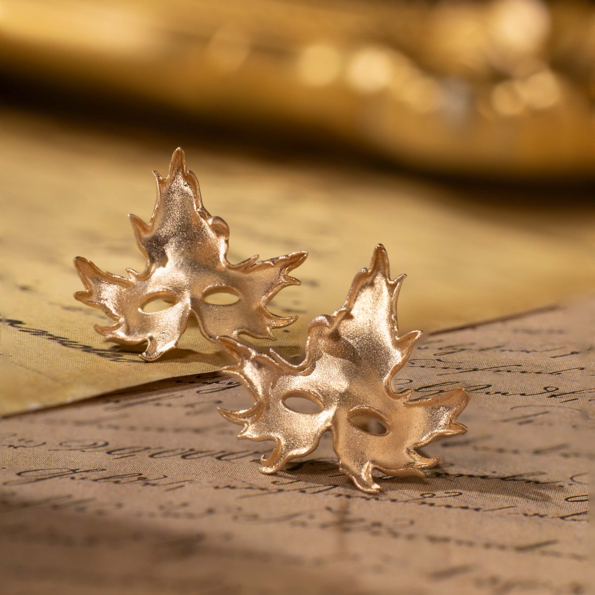 Embrace the golden hues of autumn with our exquisite leaf earrings. 🍂 Perfectly crafted to add a touch of nature-inspired elegance to your ensemble. Let your style flourish with these timeless pieces. #GoldenGleam #NatureJewelry #AutumnVibe