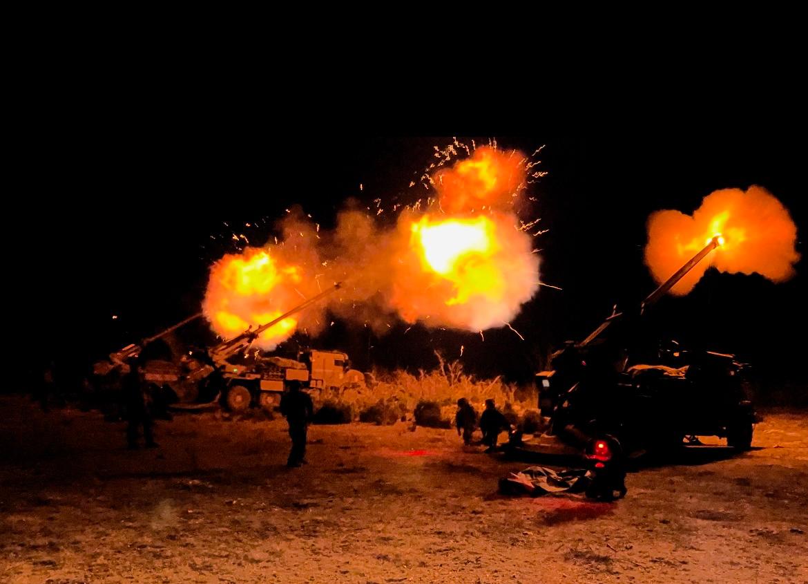 40RA_Officiel's tweet photo. Les artilleurs de la batterie d'acquisition et de surveillance et une section #CAESAR de la 2e batterie étaient à Canjuers 6 semaines. Partenariat avec @EMD_EI_EA, puis #PrépaOPS multi-capteurs avec #SMDR, NX70 et black Hornet 3. Enfin, tirs de mise en place au 155 mm sous drone. https://t.co/HOtcPnZbWt