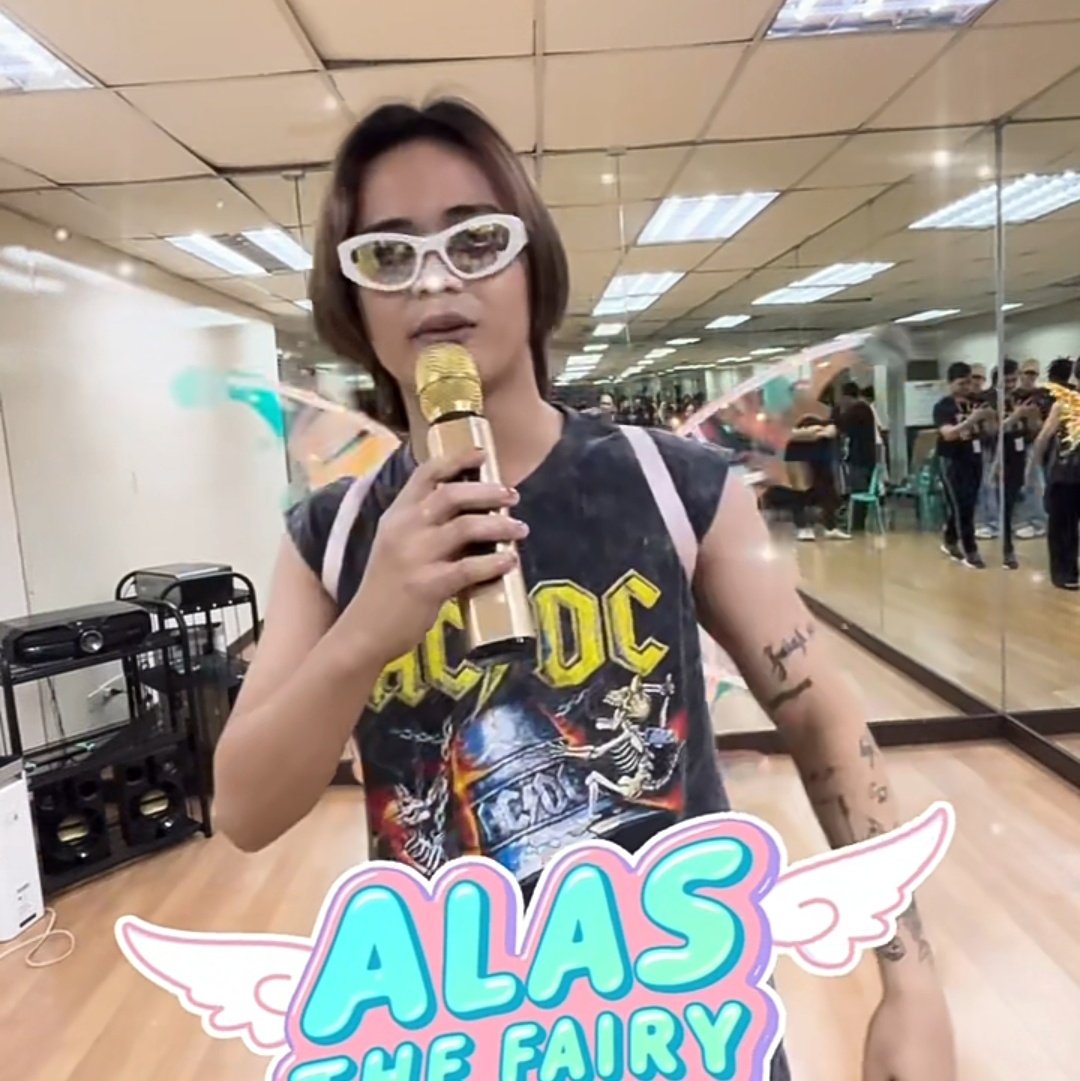 alasugat's tweet photo. kaya pala wala na yung golden mic ni jao kasi nakay alas na HAHAHAHAHAHAHA

#DayangLongestBreathChallenge
#ALAMAT #ALAMATDayang #DAYANGKalasahanTaKaw https://t.co/bOxIL678A4