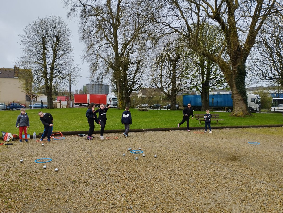 Ce matin, initiation pétanque à l'#usepLouisForton avant la rencontre de cet après-midi qui permettra également aux petits usepiens de découvrir le padel. <a href="/CpcepsA/">CPC EPS Alençon</a> @IEN_ALENCON <a href="/USEP_61/">USEP 61</a>
