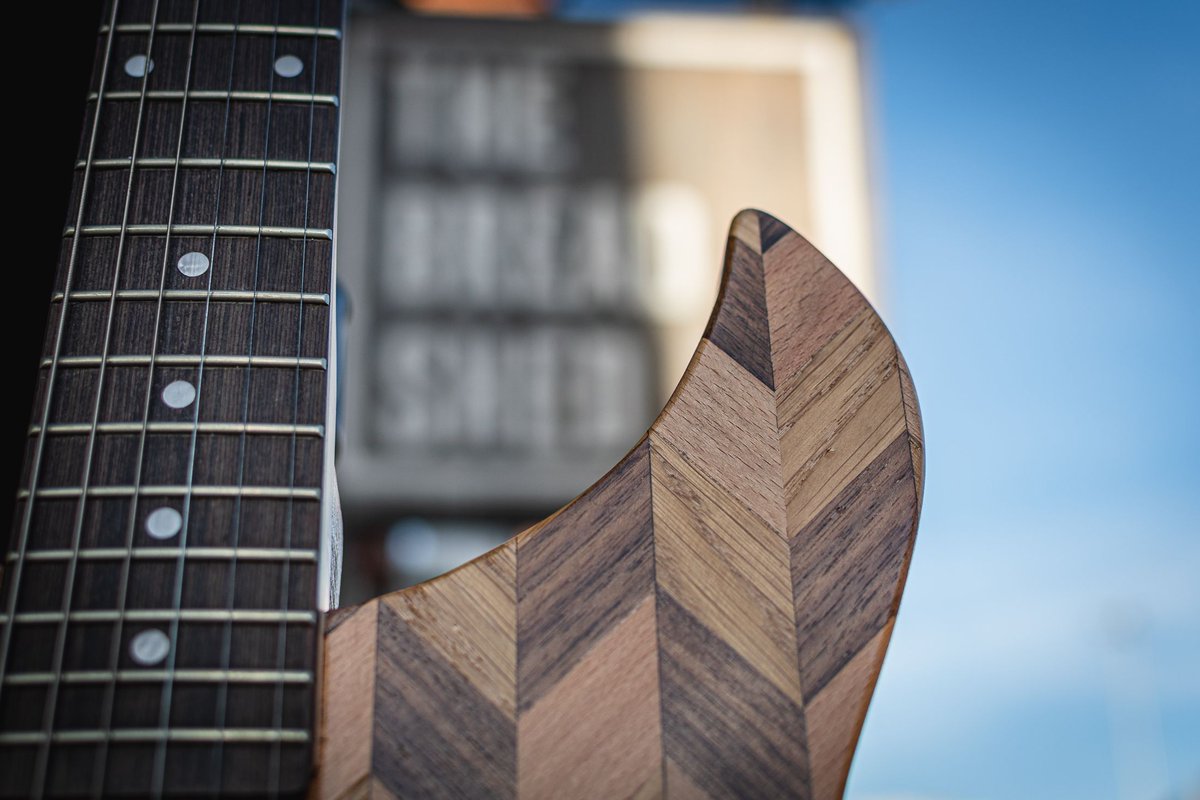 a thing of beauty credit to @TrustFox  for the amazing photo. Who do we think will be playing this beauty?

#manchestersguitar #manchestersguitarproject #mcrsguitar #mcrguitar #manchester #mancunian #upcomingproject #documentary #themanc #ladbible #thingstodoinmanchester #man