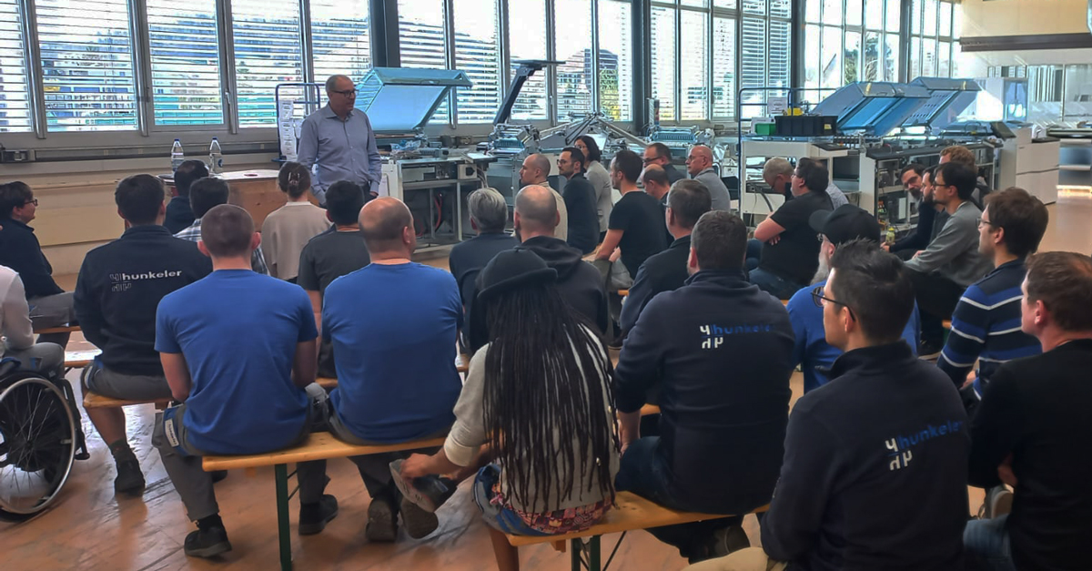 Discussions with our CEO in a different setting🔧 As part of the CEO-Talk, Daniel Erni is available to employees for discussions on all topics. The event took place in Hunkeler's assembly hall and was followed by a nice apéro with food and drinks. #ceotalk #employees #hunkeler