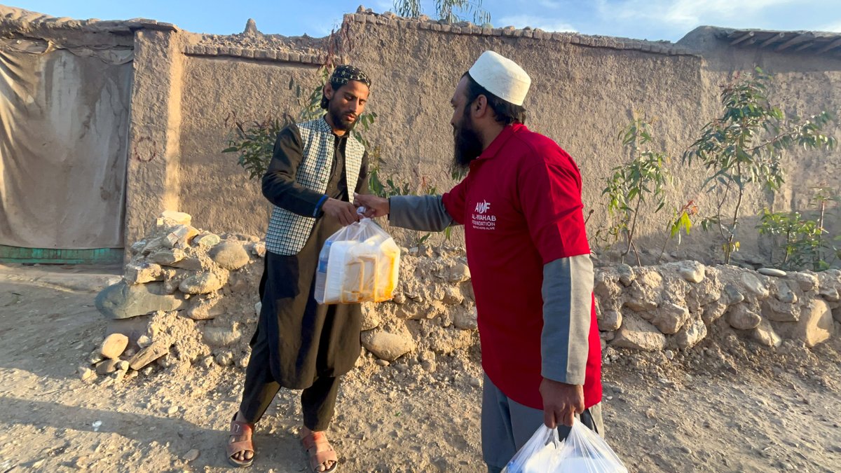alwahabfdn's tweet photo. Thanks to your generous support! 🤝
Alhamdulillah, Team #AWF is providing #IftarPacks door to door in #Afghanistan ensuring no one is left from having nourishing meals. 🍱📦✨ https://t.co/WDy6pA6wqA